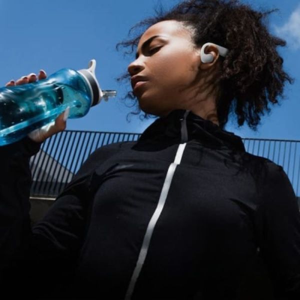 Runner wearing T'nB ENERGY Air wireless headphones