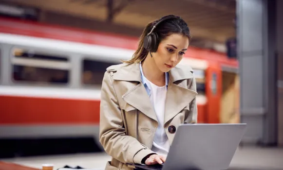 Auscultadores Bluetooth com cancelamento de ruído ANC Auscultadores sem fios com cancelamento ativo de ruído utilizados num ambiente de trabalho