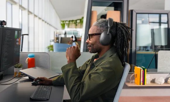 Auscultadores Bluetooth profissionais utilizados com um computador