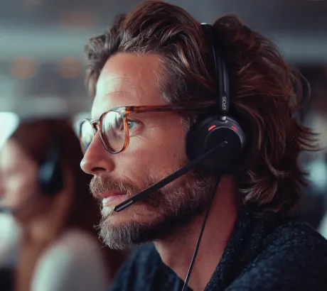 Auscultadores EPOS com microfone para chamadas e comunicações profissionais no escritório