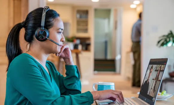 Auscultadores Poly Voyager Bluetooth com microfone para comunicações profissionais
