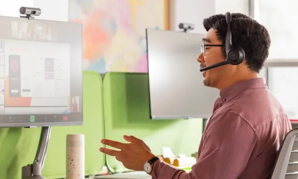 Auscultadores para computador com microfone utilizados numa videoconferência