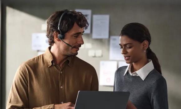 Auscultadores Bluetooth Shokz OpenComm com microfone e design de ouvido aberto
