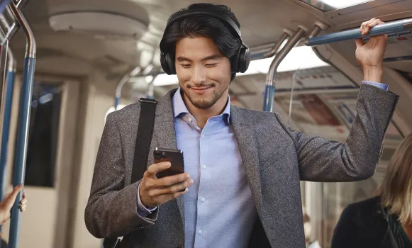 Auscultadores sem fios com microfone utilizados em chamadas no telemóvel